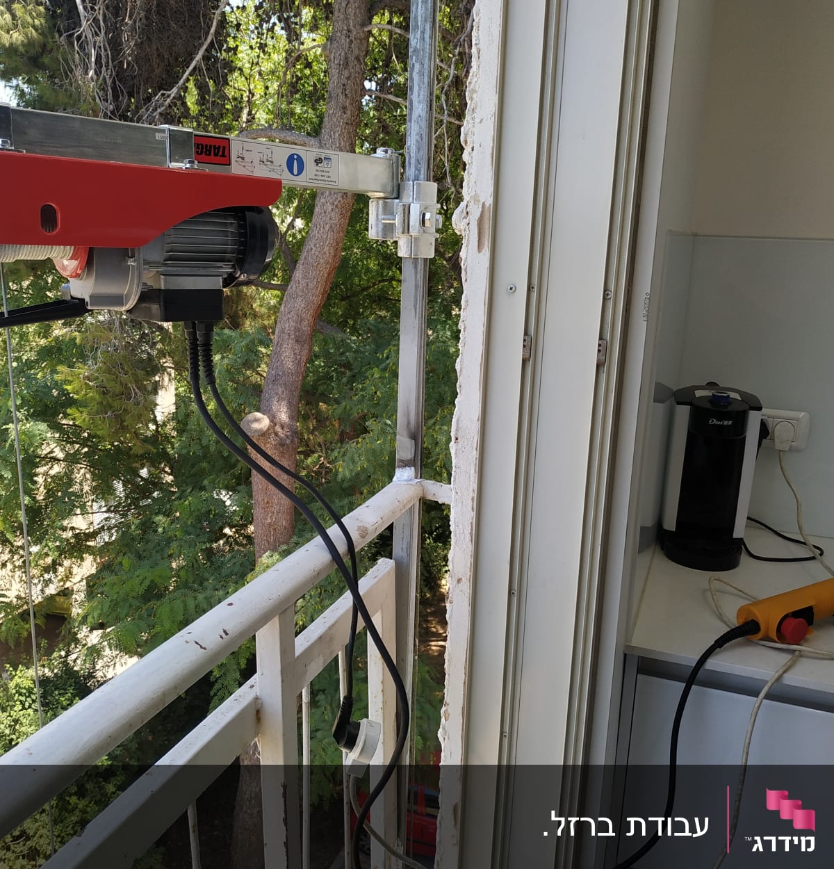 מסגרת מתכת מחוברת למעקה עם כבלים חשמליים